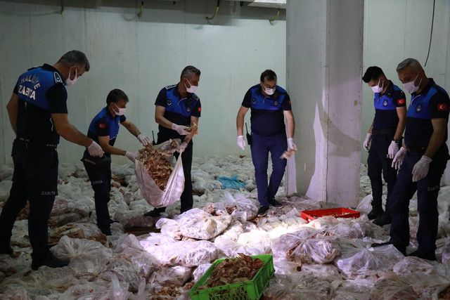 Şanlıurfa'da Etiketsiz ve İzlenebilirliği Belirsiz Tavuklar Ele Geçirildi Şanlıurfa'da Etiketsiz ve İzlenebilirliği Belirsiz Tavuklar Ele Geçirildi