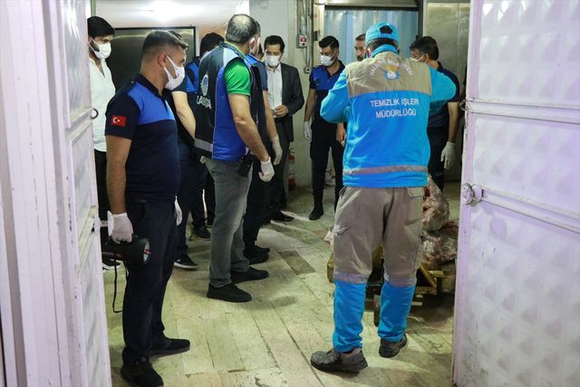 Şanlıurfa'da Etiketsiz ve İzlenebilirliği Belirsiz Tavuklar Ele Geçirildi Şanlıurfa'da Etiketsiz ve İzlenebilirliği Belirsiz Tavuklar Ele Geçirildi
