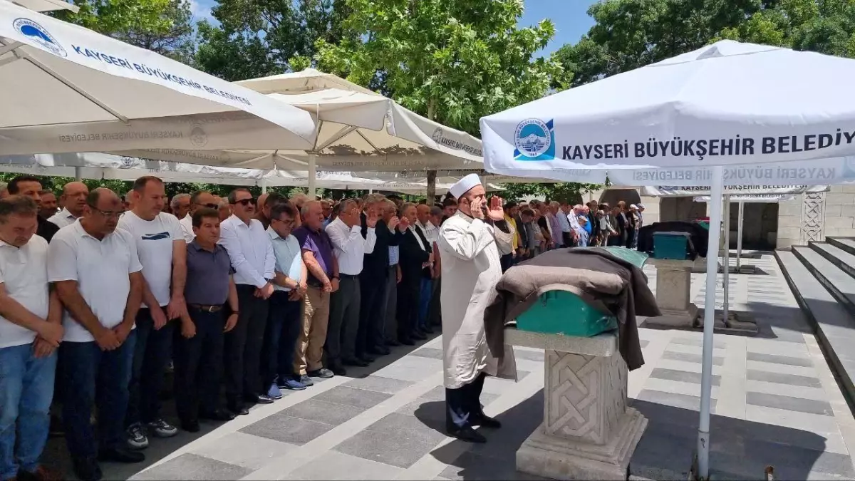 Yavru Köpek Işıklı Topu Yuttu