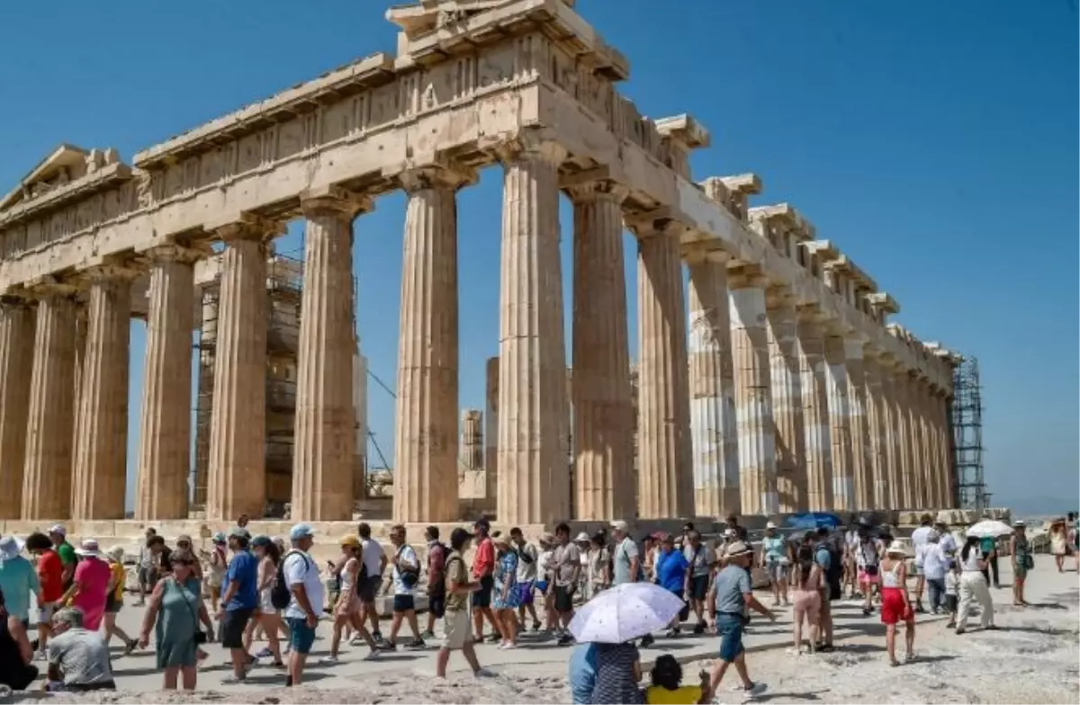 Yunanistan\'da sıcaklardan dolayı Antik Akropolis alanı ziyaretçilere kapatıldı ve okullar tatil edildi