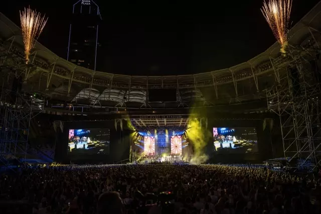 Ajda Pekkan kariyerindeki ilk stadyum konserini verdi! Sahnede ünlü geçidi yaşandı