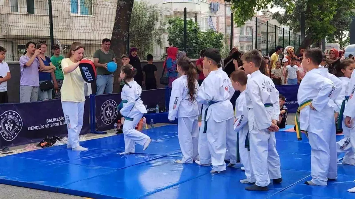 \'Onu Şımartana Bakıyorum\'