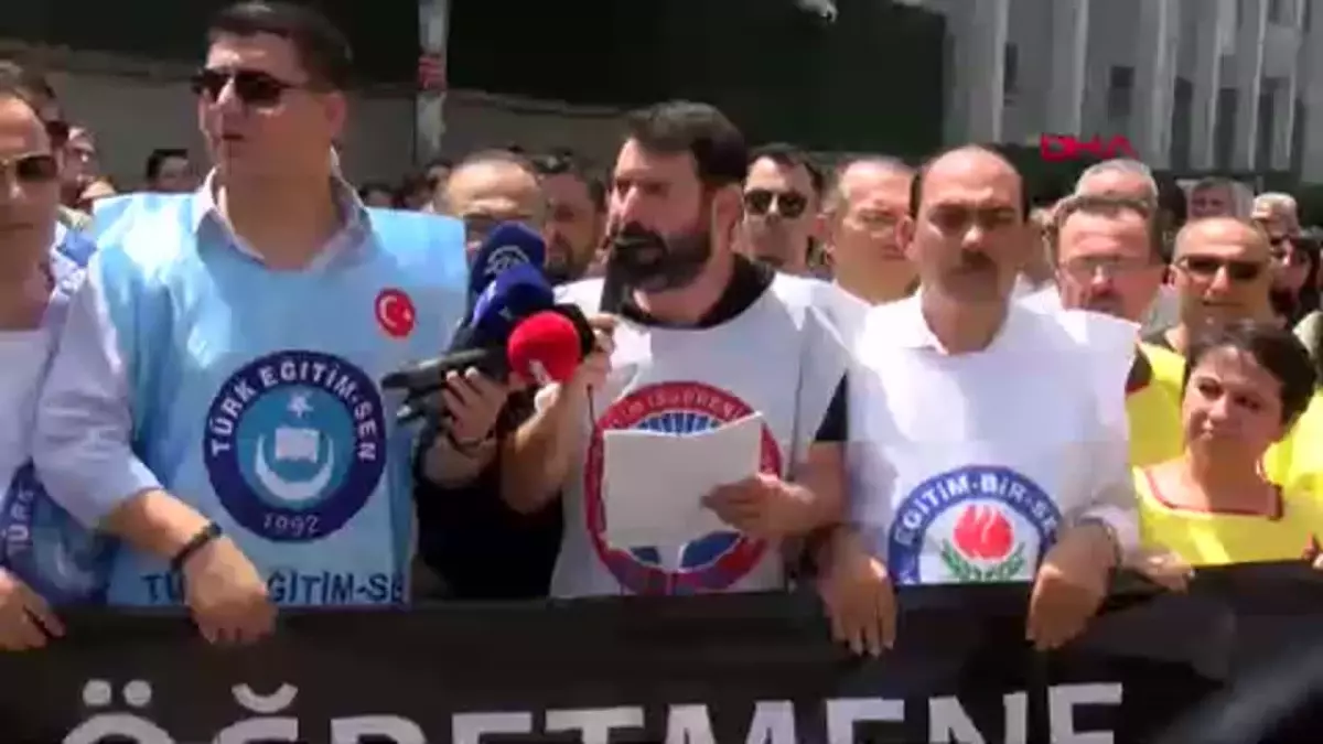 Öğretmene Yapılan Yumruklu Saldırı Protesto Edildi