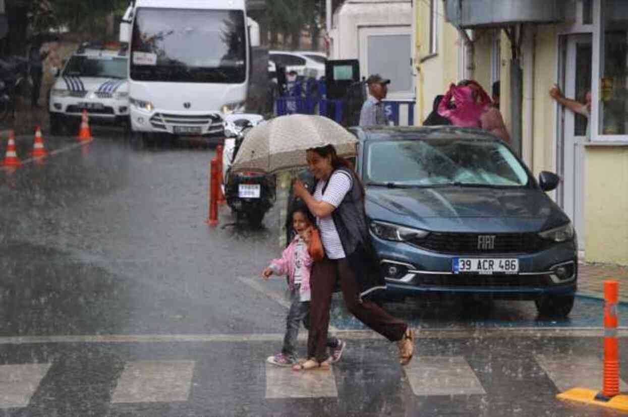 Kırklareli'ni dolu yağışı vurdu! Ortalık savaş alanına döndü Kırklareli'ni dolu yağışı vurdu! Ortalık savaş alanına döndü