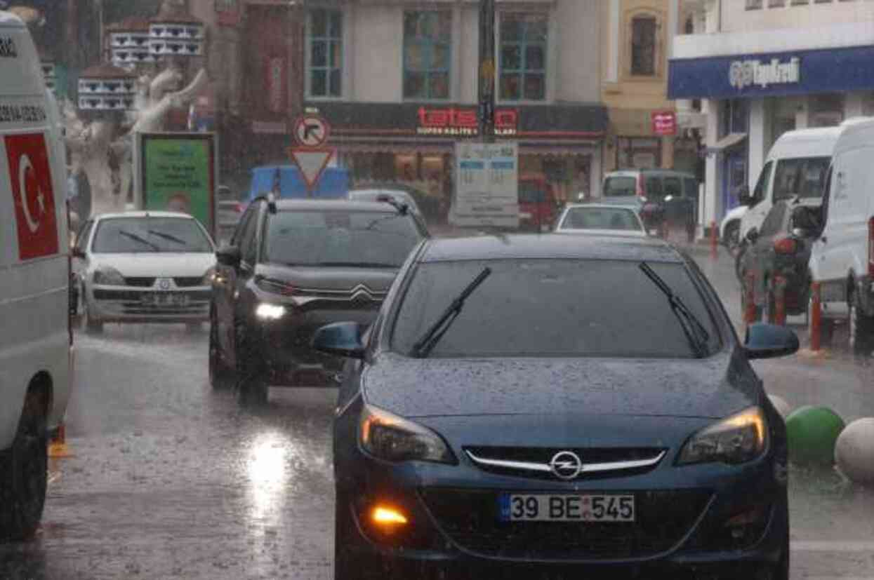 Kırklareli'ni dolu yağışı vurdu! Ortalık savaş alanına döndü Kırklareli'ni dolu yağışı vurdu! Ortalık savaş alanına döndü