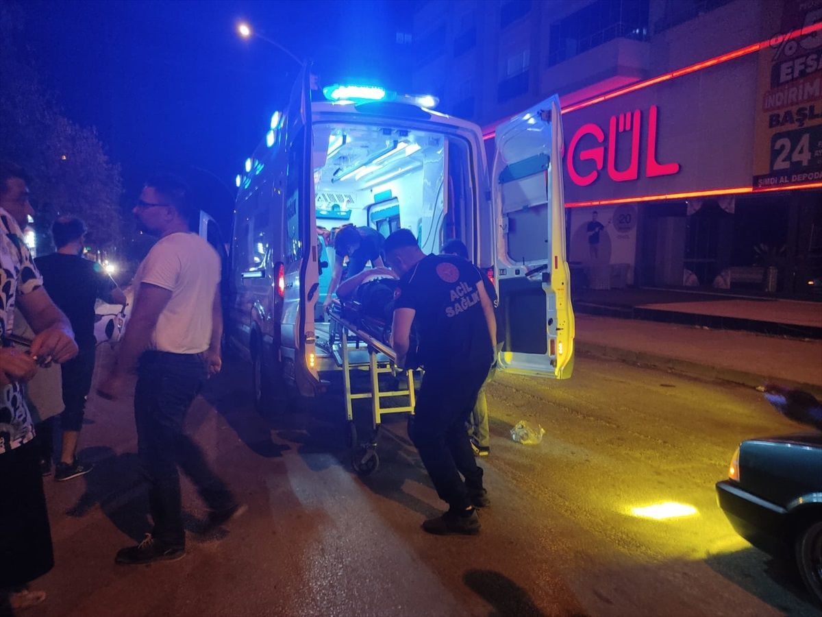 Mersin\'de hafif ticari araçla çarpışan motosikletin sürücüsü yaralandı