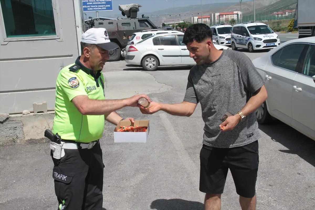 Trafik Ekipleri Bayram Tatiline Çıkan Sürücülere İkramlarda Bulundu