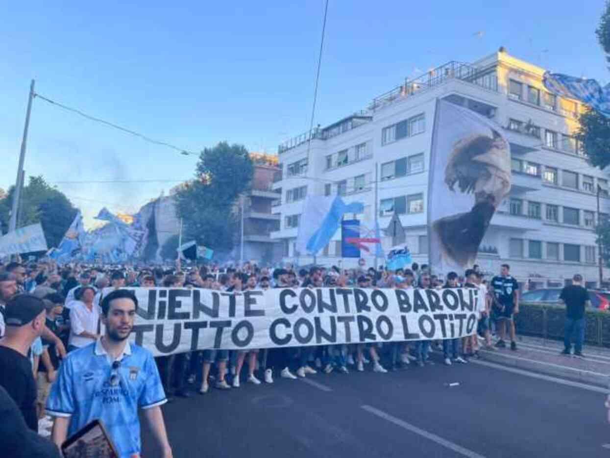 15 bine yakın Lazio taraftarı, kulüp başkanı Claudio Lotito'nun ölmesi için dua etti