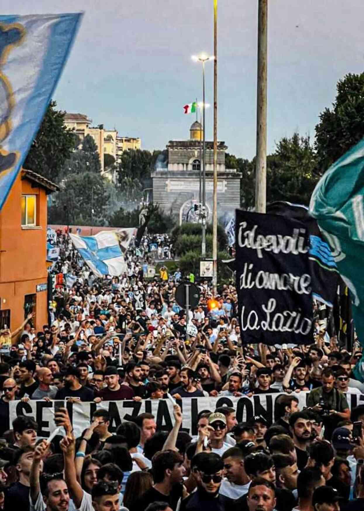 15 bine yakın Lazio taraftarı, kulüp başkanı Claudio Lotito'nun ölmesi için dua etti