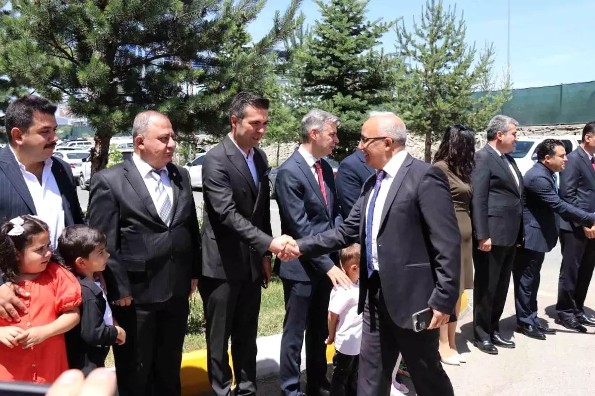 Arınç\'ın Sezer\'e Yanıtı Sert Oldu: "Tehlikede Olan Rejim Değil Statükocuların Gücü"