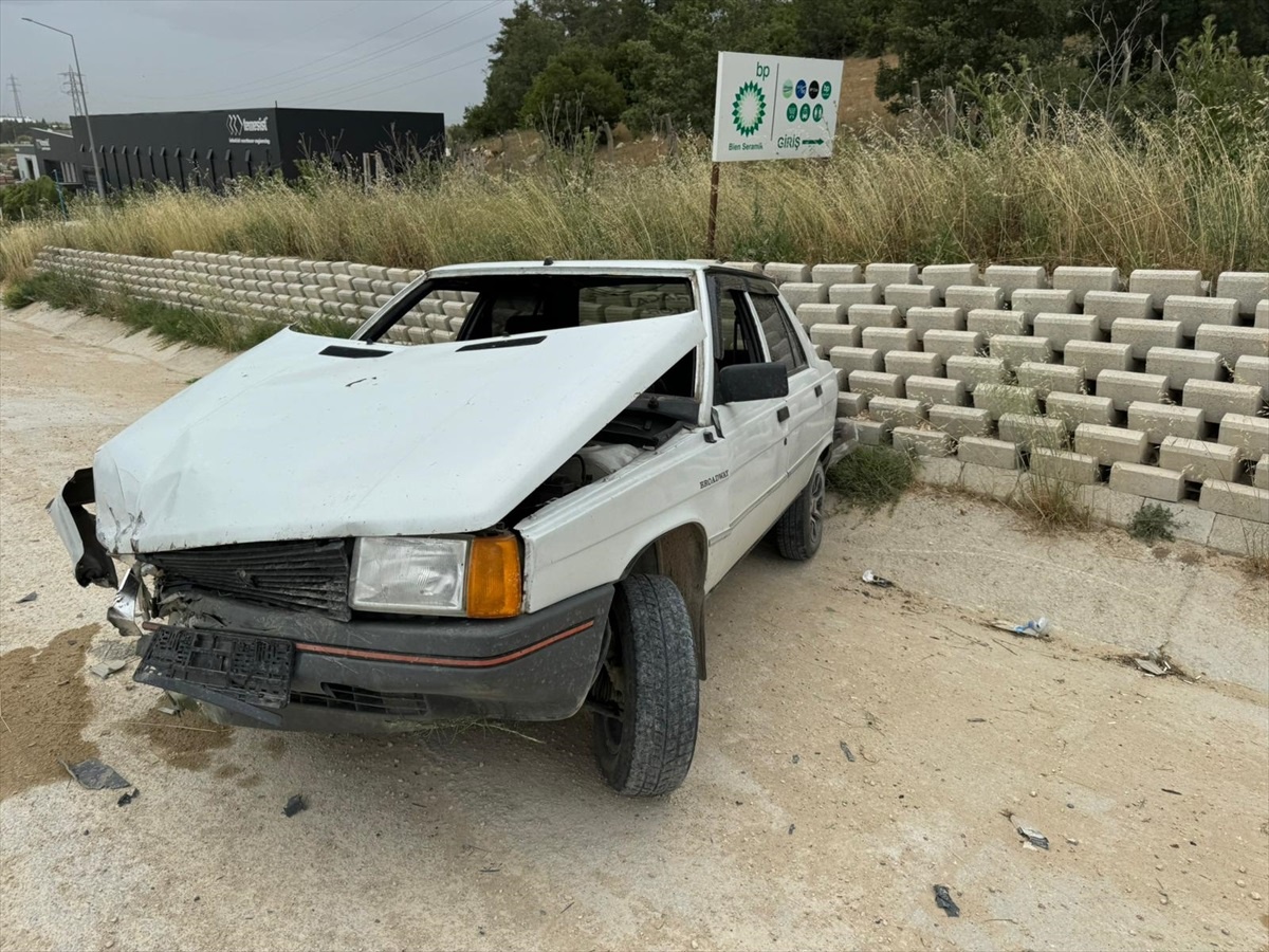Bilecik\'te Kontrolden Çıkan Otomobilin İstinat Duvarına Çarpması Sonucu 1 Kişi Yaralandı