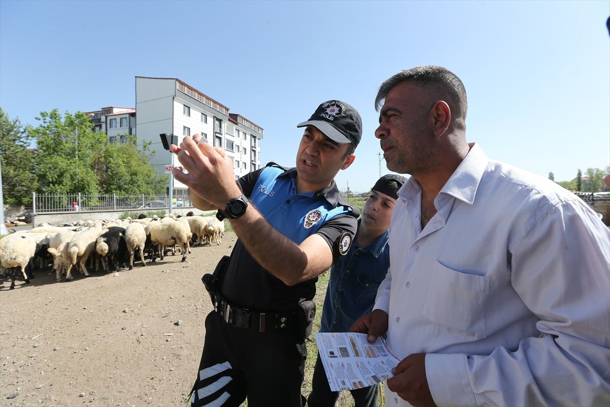 Kars Polisi, Hayvan Pazarındaki Satıcılara Sahte Parayı Ayırt Etme Yöntemlerini Anlattı