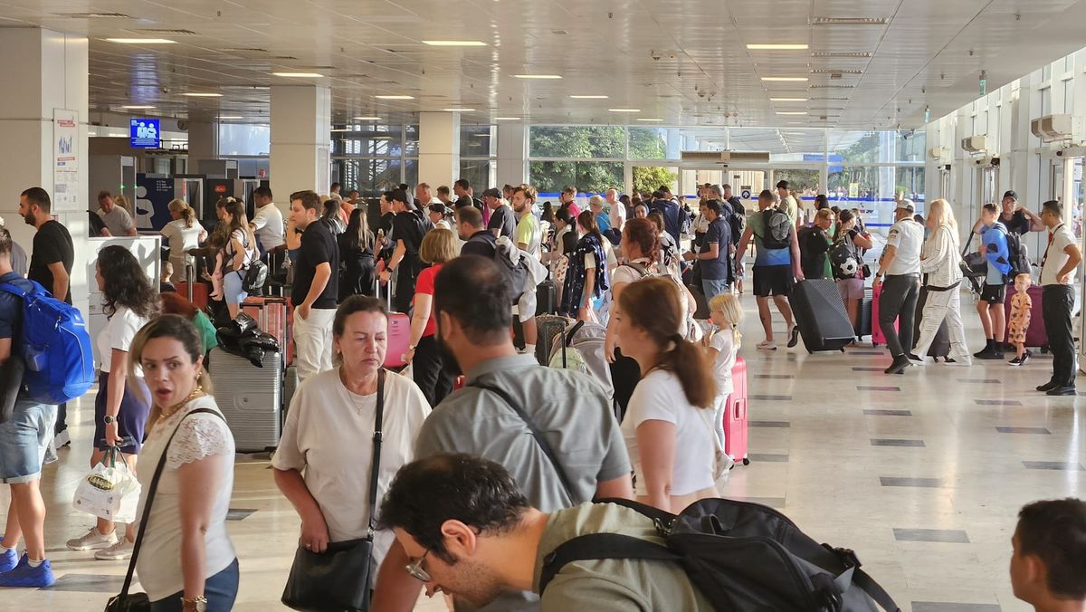 Antalya Havalimanı\'nda 200 bin yolcuyla rekor kırıldı! Dakikada 1 uçak iniş-kalkış yaptı