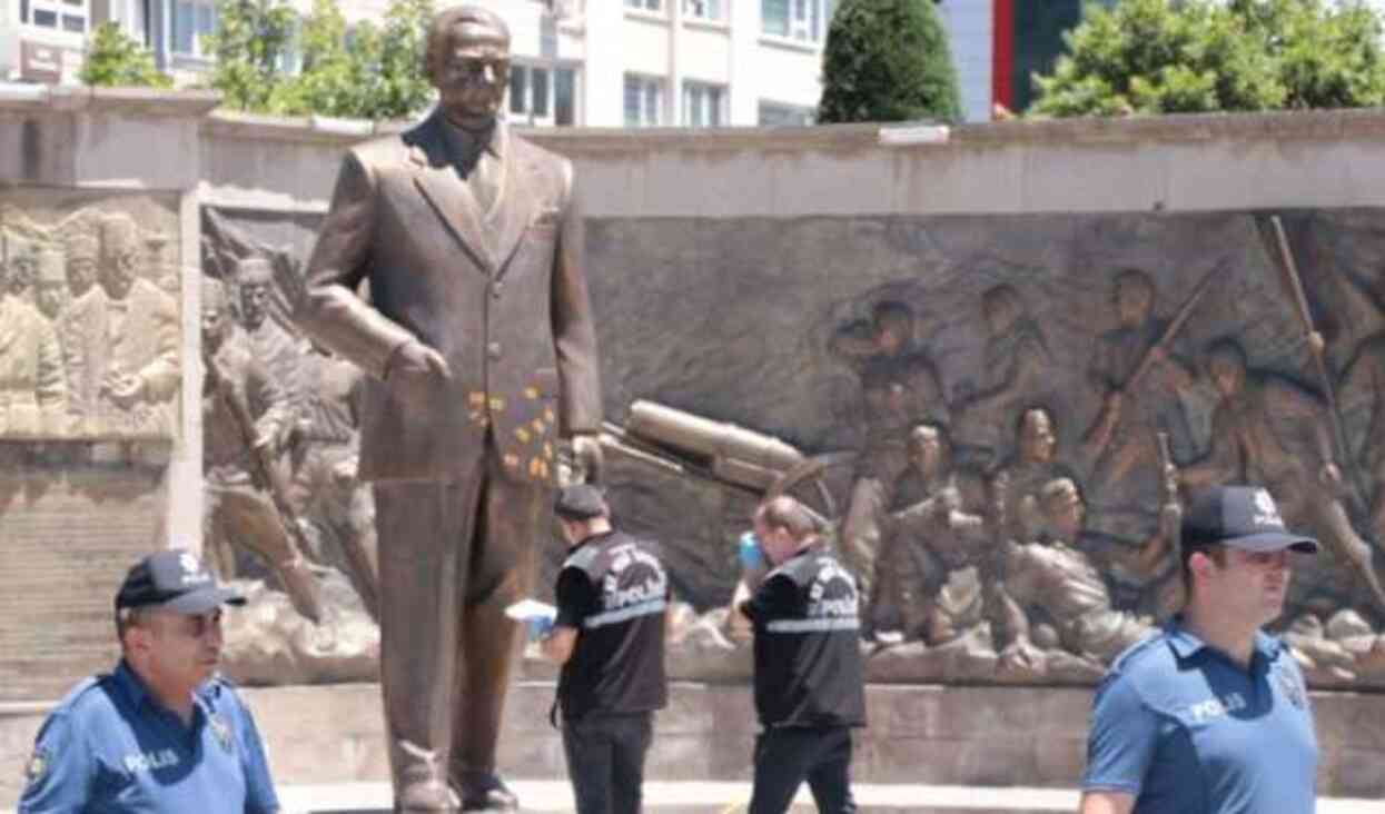 Bayram günü infial yaratan olay! Atatürk anıtına baltalarla saldırdılar Bayram günü infial yaratan olay! Atatürk anıtına baltalarla saldırdılar