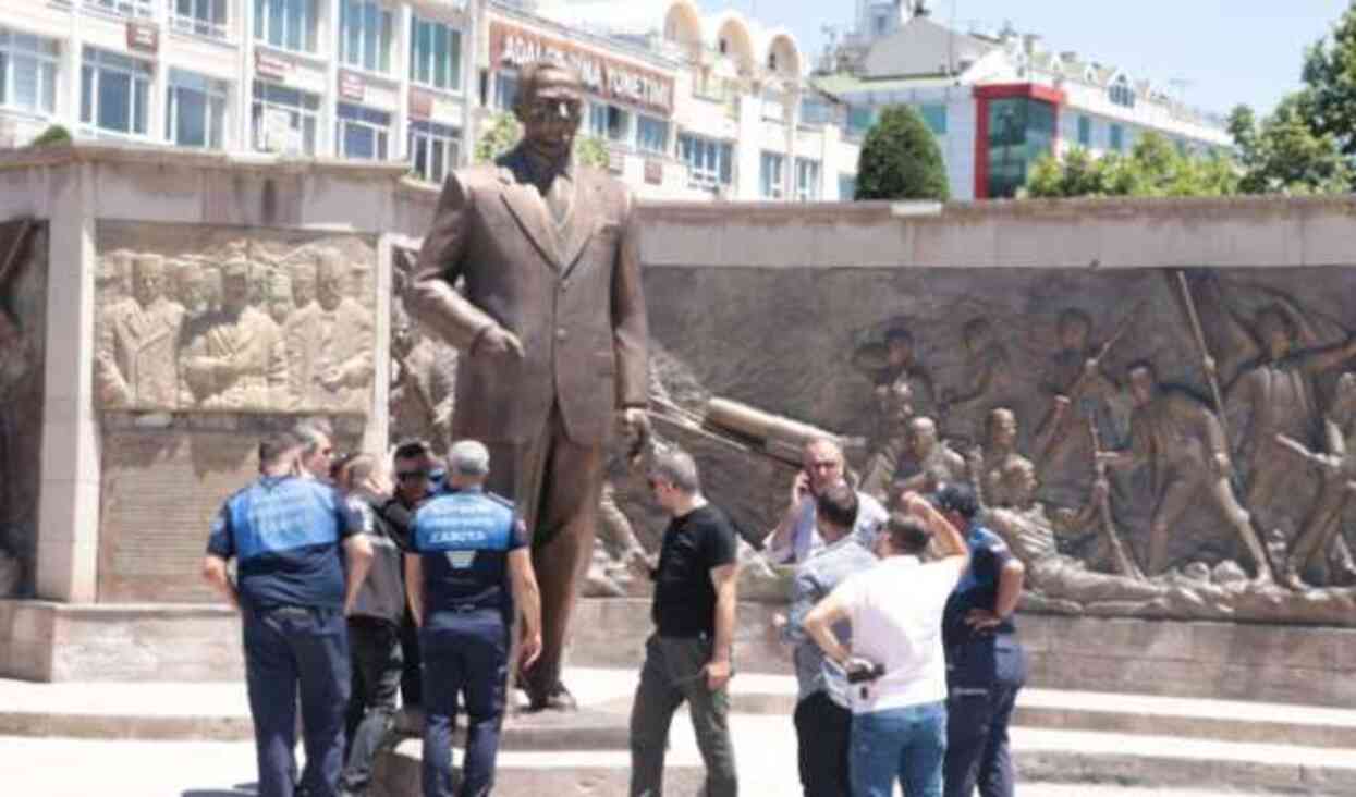 Bayram günü infial yaratan olay! Atatürk anıtına baltalarla saldırdılar Bayram günü infial yaratan olay! Atatürk anıtına baltalarla saldırdılar