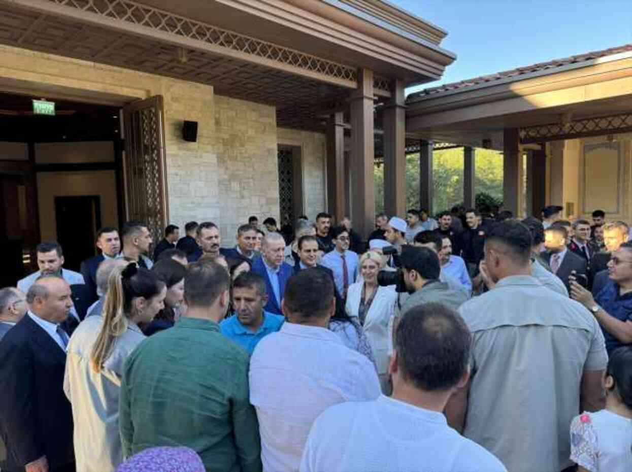 Cumhurbaşkanı Erdoğan bayram namazını Marmaris'te kıldı Cumhurbaşkanı Erdoğan bayram namazını Marmaris'te kıldı