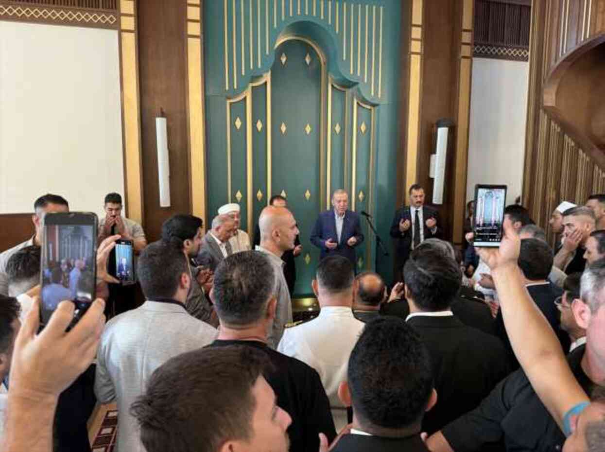 Cumhurbaşkanı Erdoğan bayram namazını Marmaris'te kıldı Cumhurbaşkanı Erdoğan bayram namazını Marmaris'te kıldı