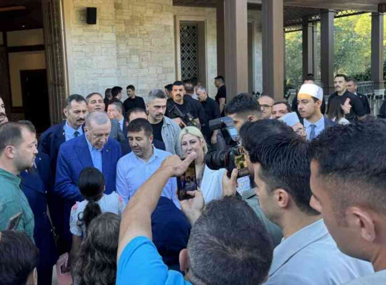Cumhurbaşkanı Erdoğan bayram namazını Marmaris'te kıldı Cumhurbaşkanı Erdoğan bayram namazını Marmaris'te kıldı