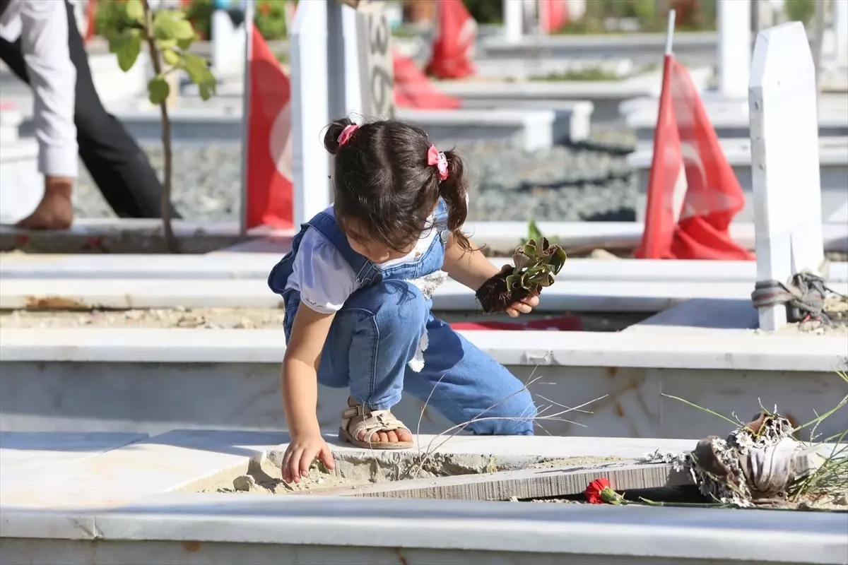 Depremlerden etkilenen Hatay\'da mezarlıklar ziyaret edildi