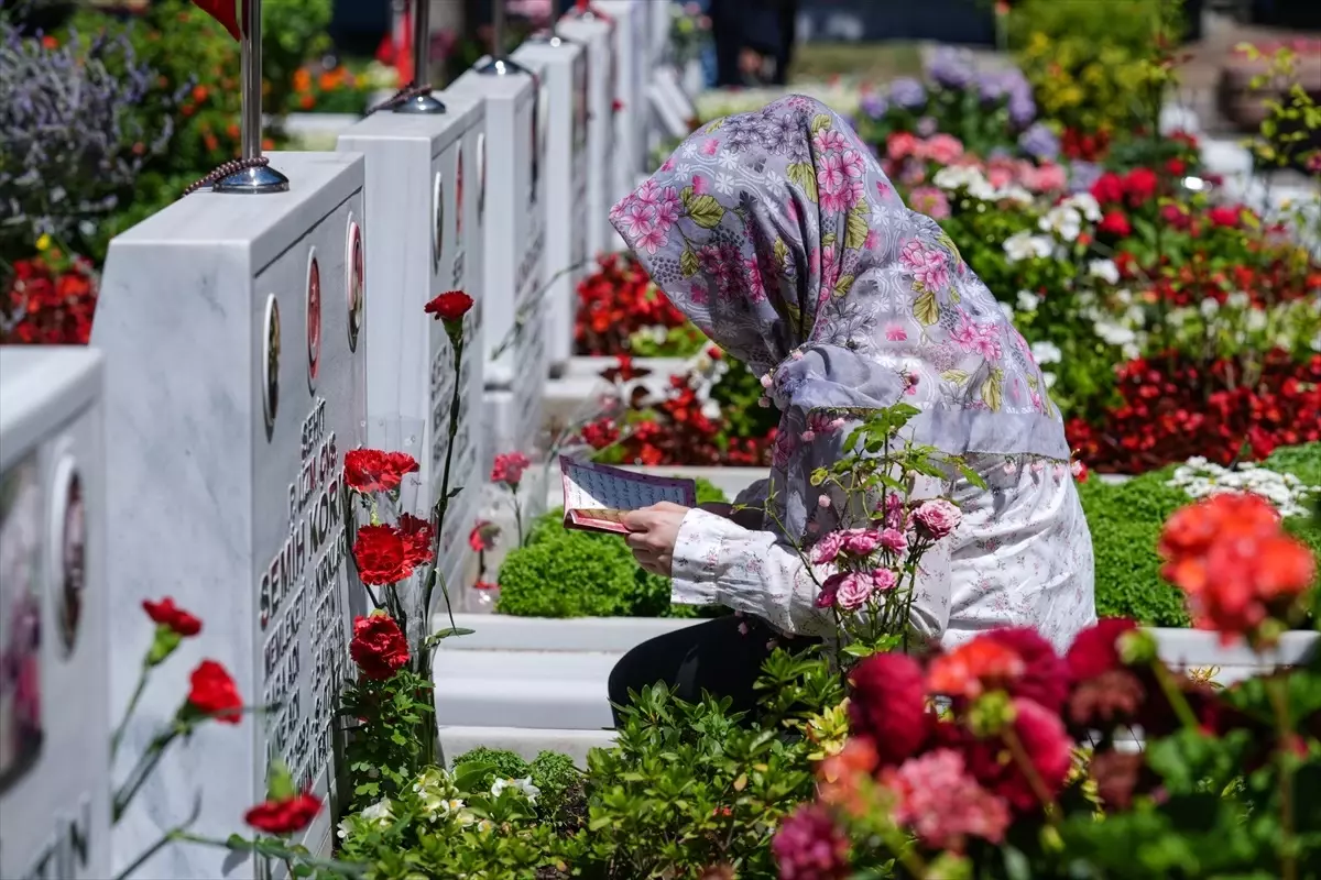 Şehit aileleri bayramın ilk gününde Edirnekapı Şehitliği\'ni ziyaret etti
