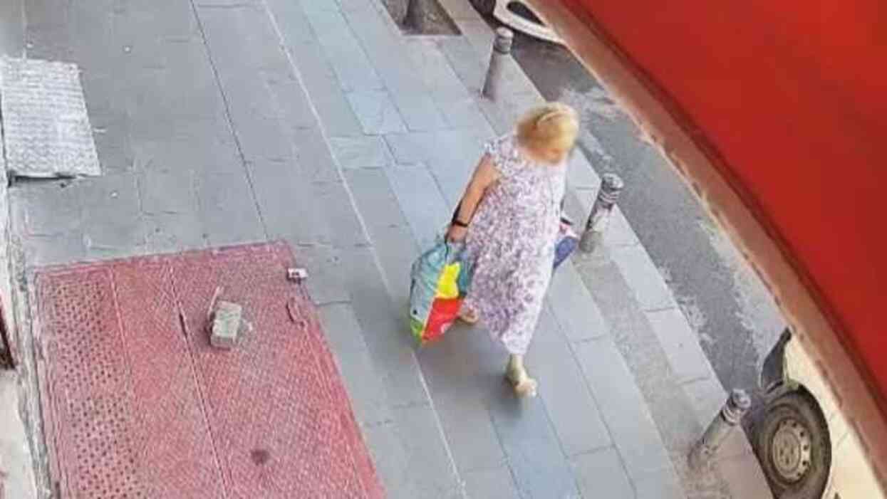 Bayram sabahı yanlışlıkla 20 bin TL'sini çöpe attı Bayram sabahı yanlışlıkla 20 bin TL'sini çöpe attı