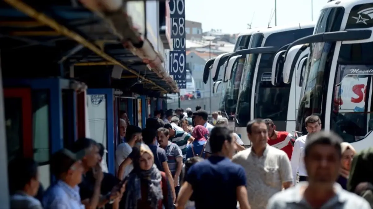 Bayramda İstanbul\'da ulaşım krizi: Vatandaşlar yolculuk paylaşımına yöneldi