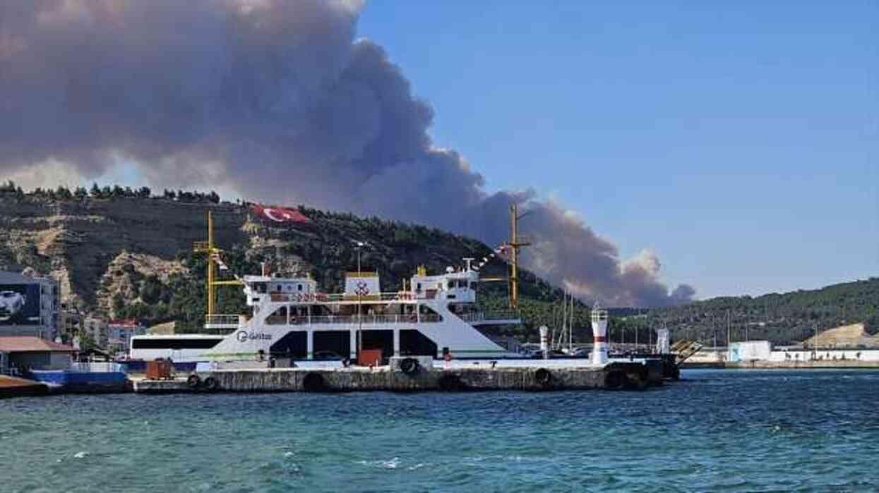 Çanakkale'de orman yangını! Boğaz'da gemi trafiği tek yönlü askıya alındı