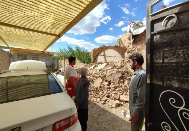 İran'da meydana gelen depremde ölü ve yaralılar var