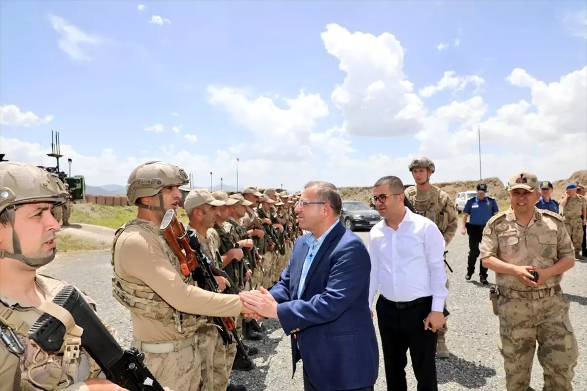 Kars Valisi Ziya Polat, Çemçe-Madur\'daki üs bölgesinde askerlerle bayramlaştı