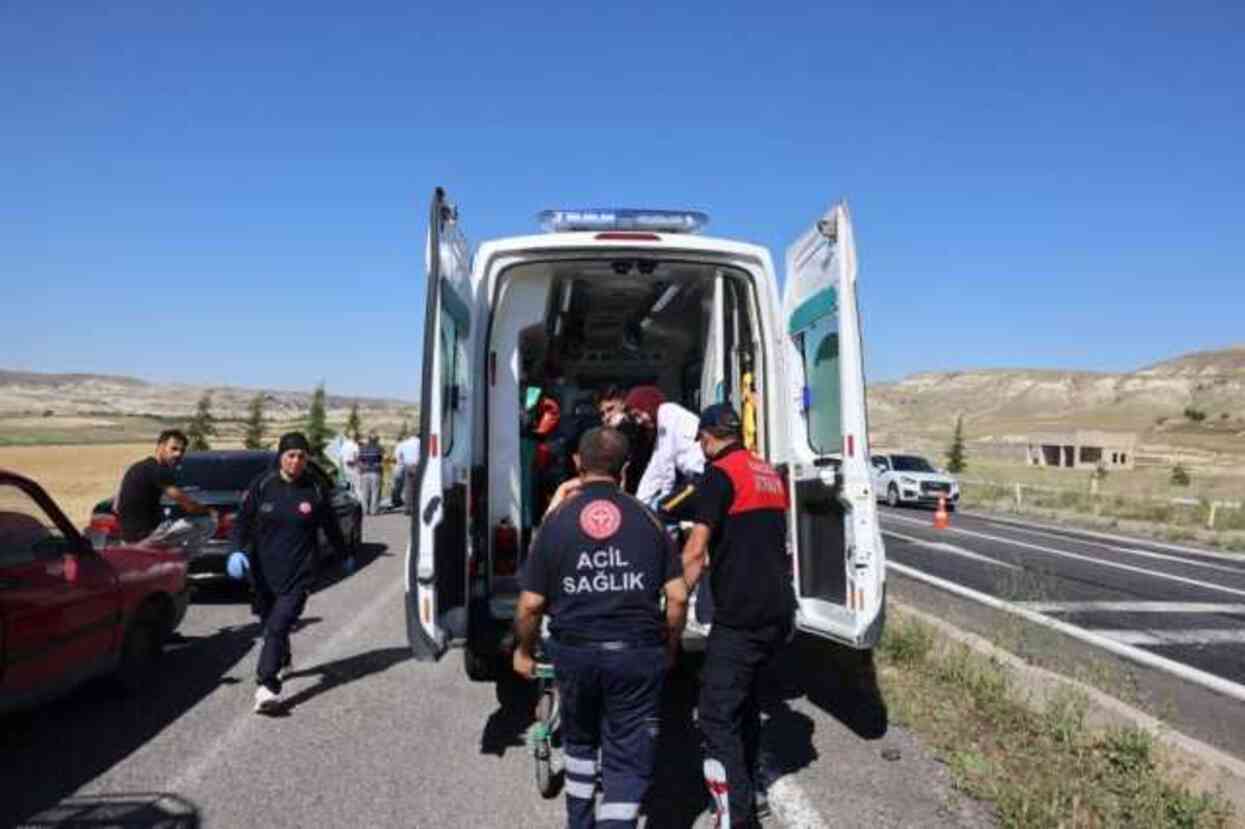 Nevşehir'de Otomobil Uçarak Devrildi: 5 Yaralı Nevşehir'de Otomobil Uçarak Devrildi: 5 Yaralı