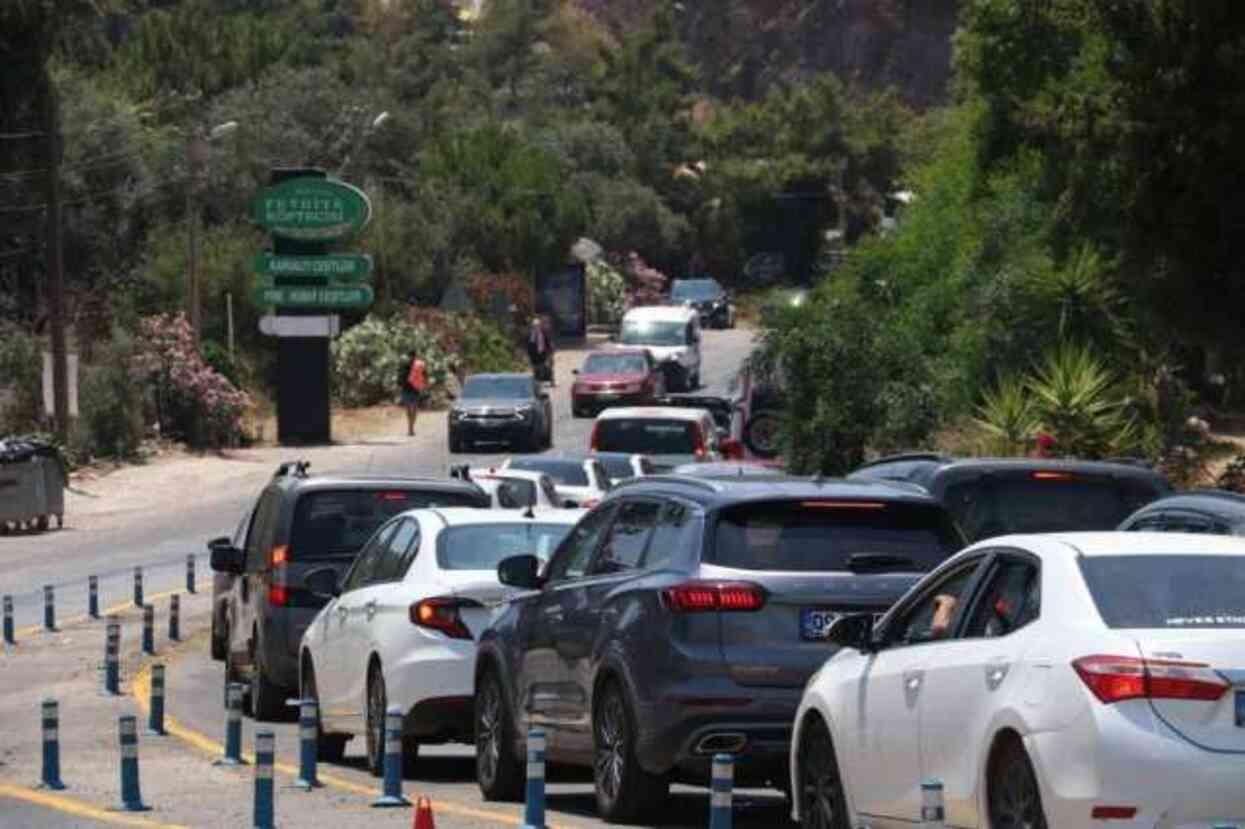 Tatilciler Ölüdeniz'e Ulaşmak İçin Kilometrelerce Yürüdüler