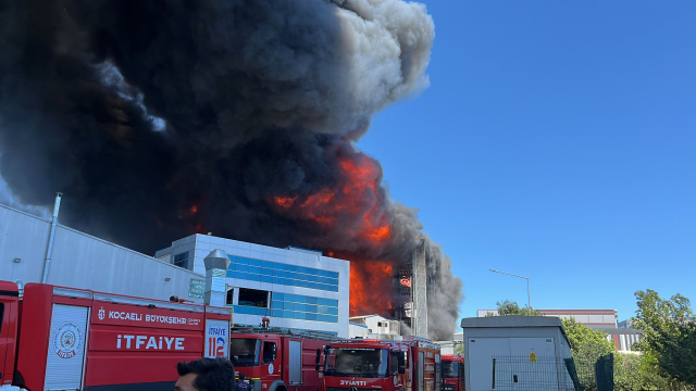 Tuzla'da yangın! Alevlerin sardığı fabrikadan patlama sesleri yükseliyor