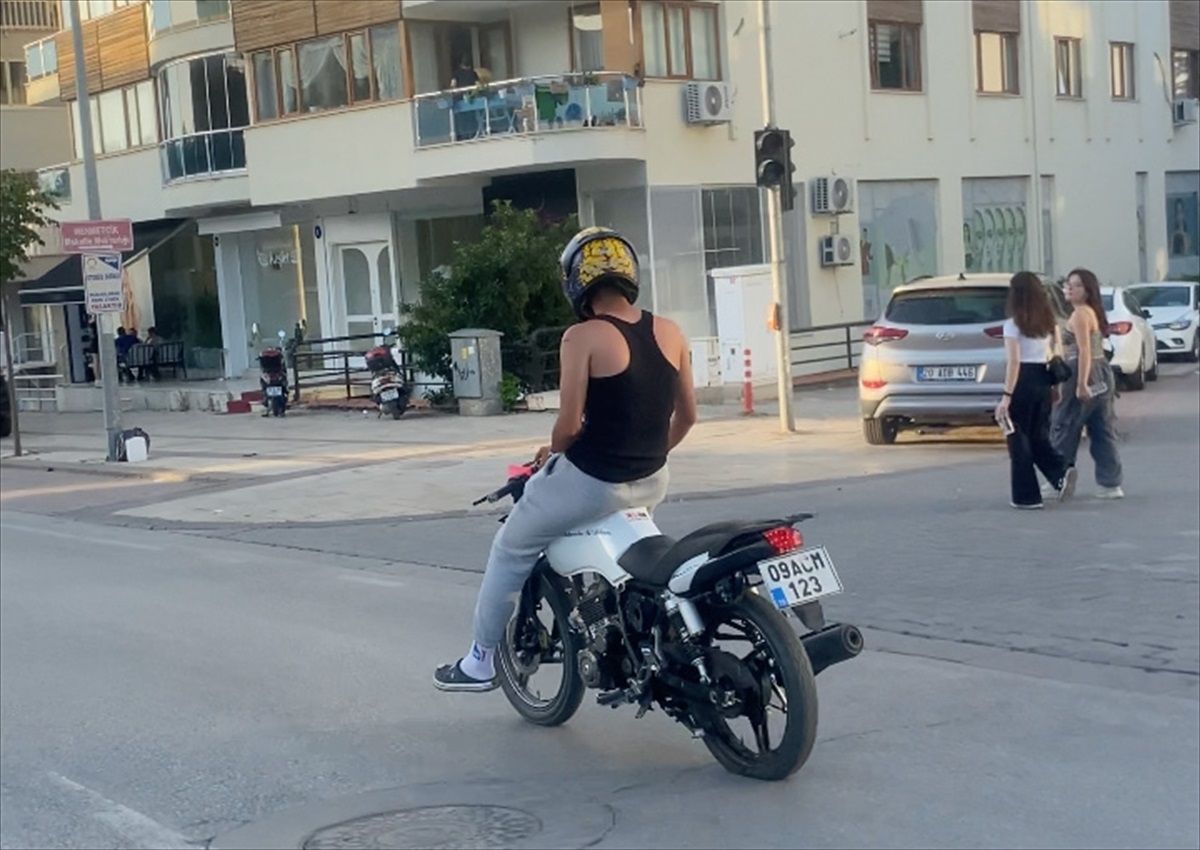 Denizli\'de Tehlikeli Şekilde Yolculuk Yapan Motosiklet Sürücüsü Kaydedildi