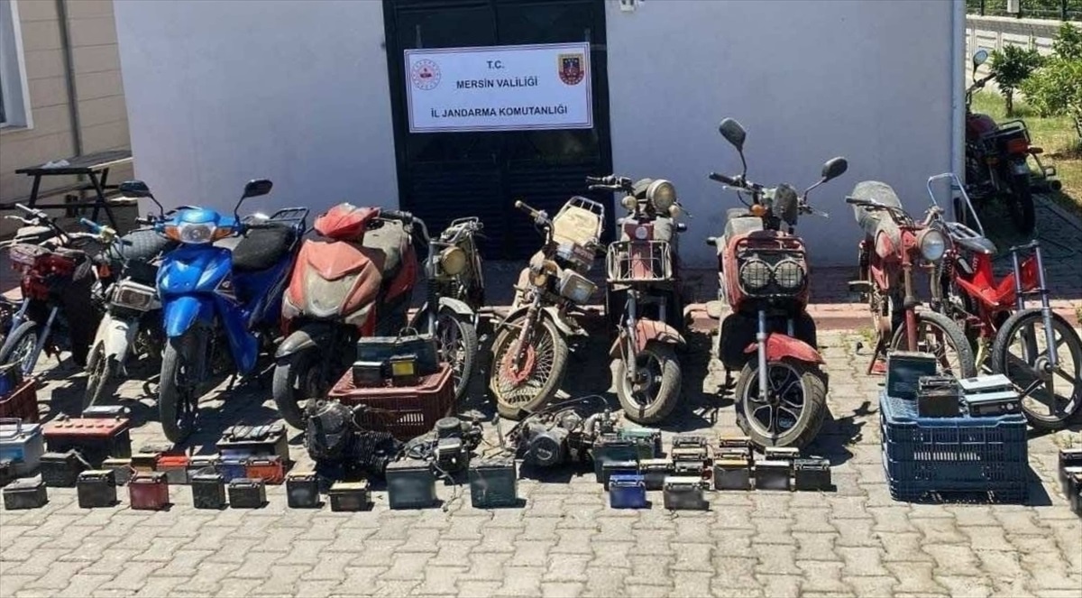 Mersin\'de Yediemin Otoparkında Araç Parçalayan Şüpheliler Tutuklandı
