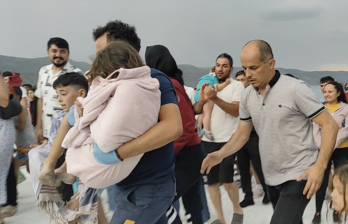 Salda Gölü\'nde deniz simidiyle sürüklenen çocuk tatilci tarafından kurtarıldı