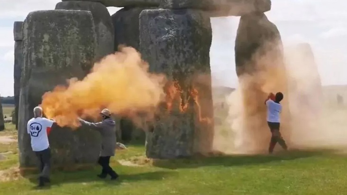 İklim aktivistleri İngiltere\'deki Stonehenge\'i turuncuya boyadı