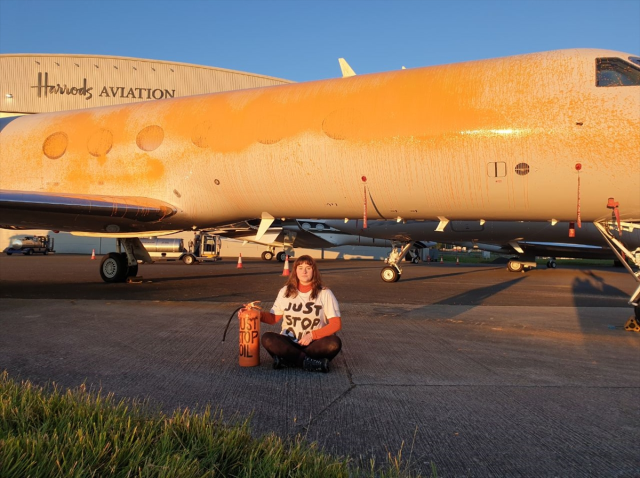 Havalimanına giren iklim aktivistleri, şarkıcı Taylor Swift'in uçağını boyadı
