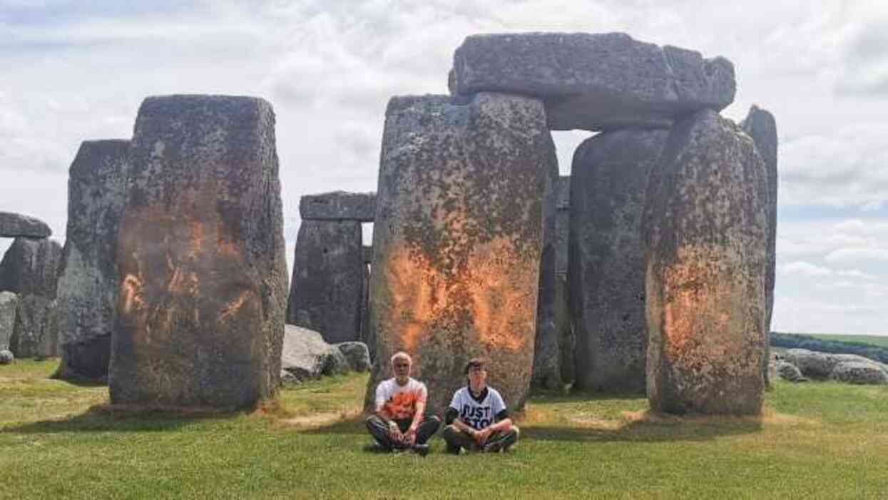 İklim aktivistleri İngiltere'deki Stonehenge'i turuncuya boyadı İklim aktivistleri İngiltere'deki Stonehenge'i turuncuya boyadı
