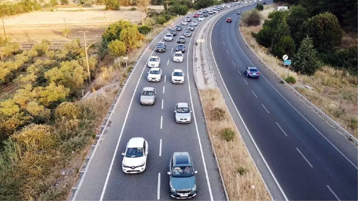 İstanbul\'a dönüş göçü başladı! 43 ilin bağlantı noktası ve otoyollarda araç kuyruğu oluştu