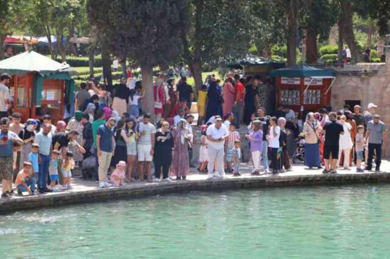 Termometreler 52 dereceyi gösterdi! Serinlemek isteyenler her yolu deniyor Termometreler 52 dereceyi gösterdi! Serinlemek isteyenler her yolu deniyor