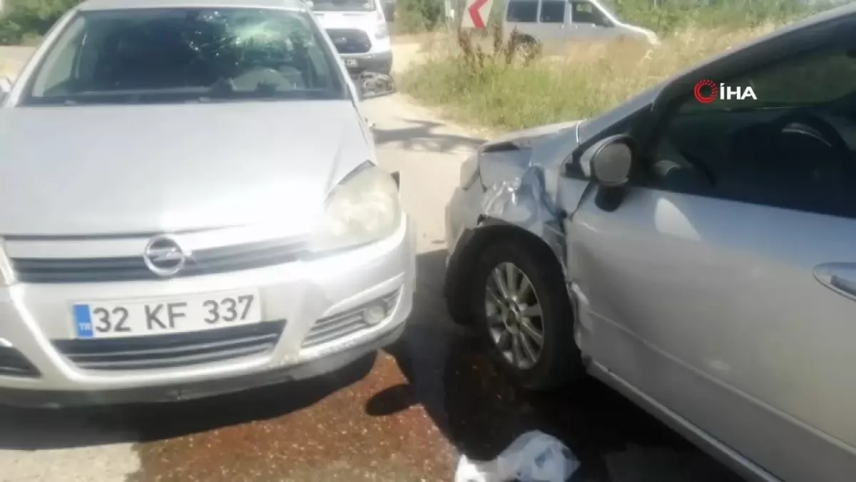 Isparta\'da otomobiller kafa kafaya çarpıştı: 3 yaralı