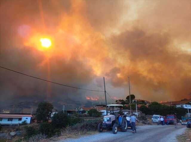 Manisa, Uşak ve Siirt'te orman yangını! 2 mahallede yaşayan 430 kişi tahliye edildi