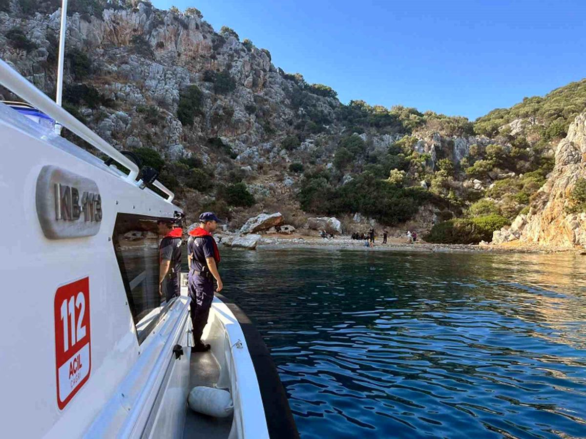 Marmaris\'te 18 düzensiz göçmen ve bir göçmen kaçakçısı yakalandı