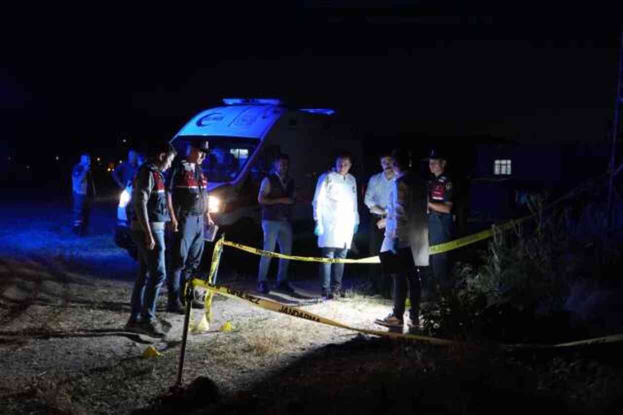 Niğde'de akrabalar arasında çıkan arazi anlaşmazlığı kavgası: 3 ölü, 3 yaralı Niğde'de akrabalar arasında çıkan arazi anlaşmazlığı kavgası: 3 ölü, 3 yaralı