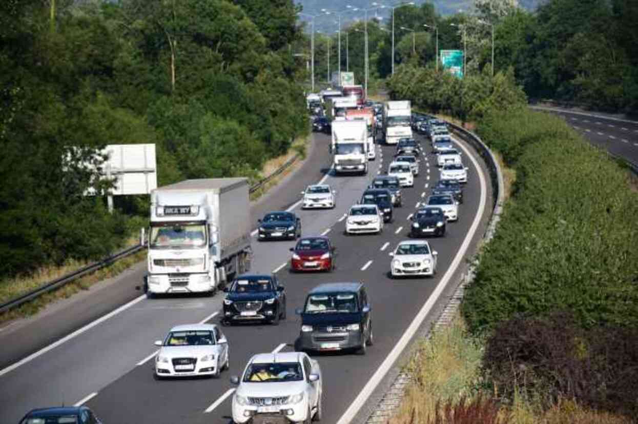 Tatilciler dönüş yolunda! İstanbul istikametinde kilometrelerce araç kuyruğu oluştu Tatilciler dönüş yolunda! İstanbul istikametinde kilometrelerce araç kuyruğu oluştu