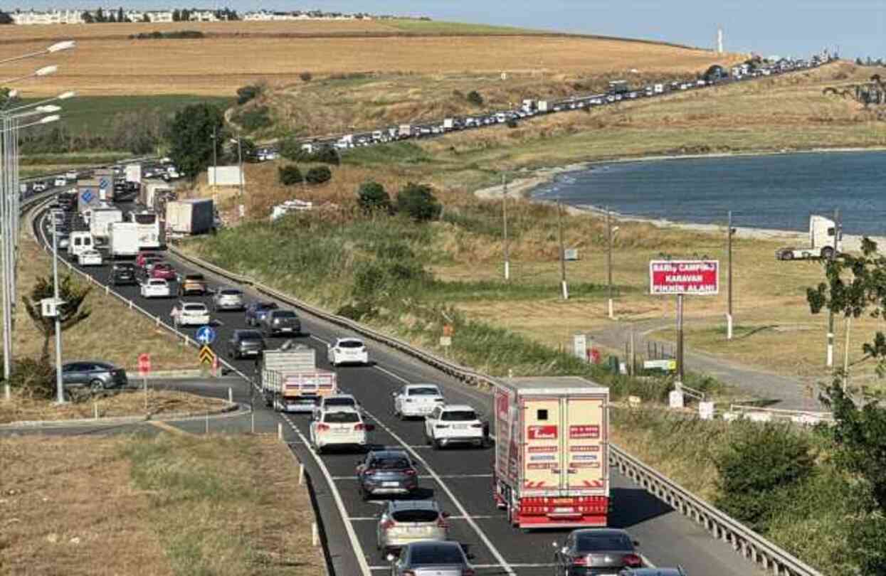 Tatilciler dönüş yolunda! İstanbul istikametinde kilometrelerce araç kuyruğu oluştu Tatilciler dönüş yolunda! İstanbul istikametinde kilometrelerce araç kuyruğu oluştu