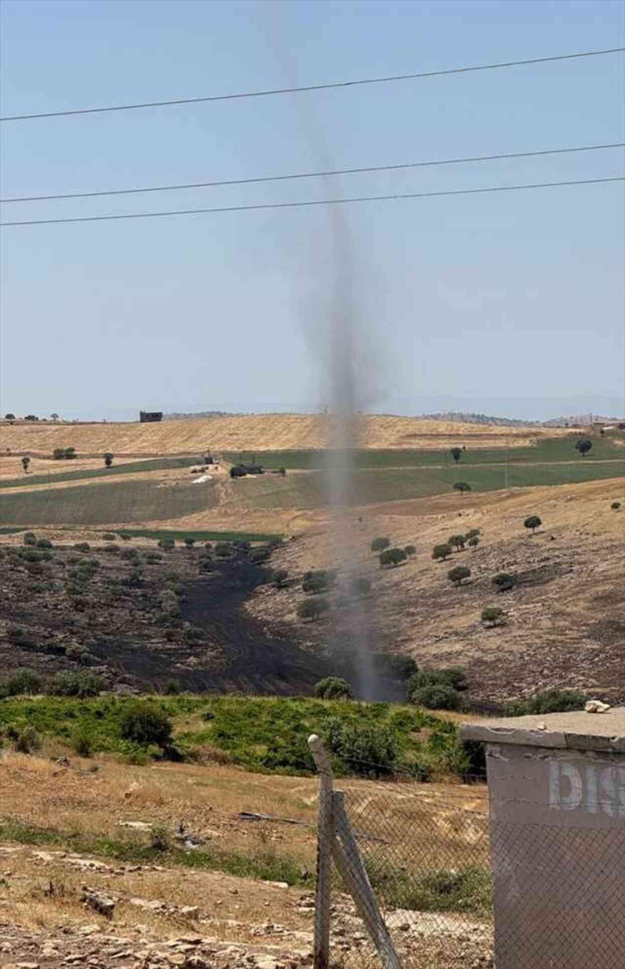 Anız yangınından etkilenen Diyarbakır'daki kırsal mahallede hortum oluştu