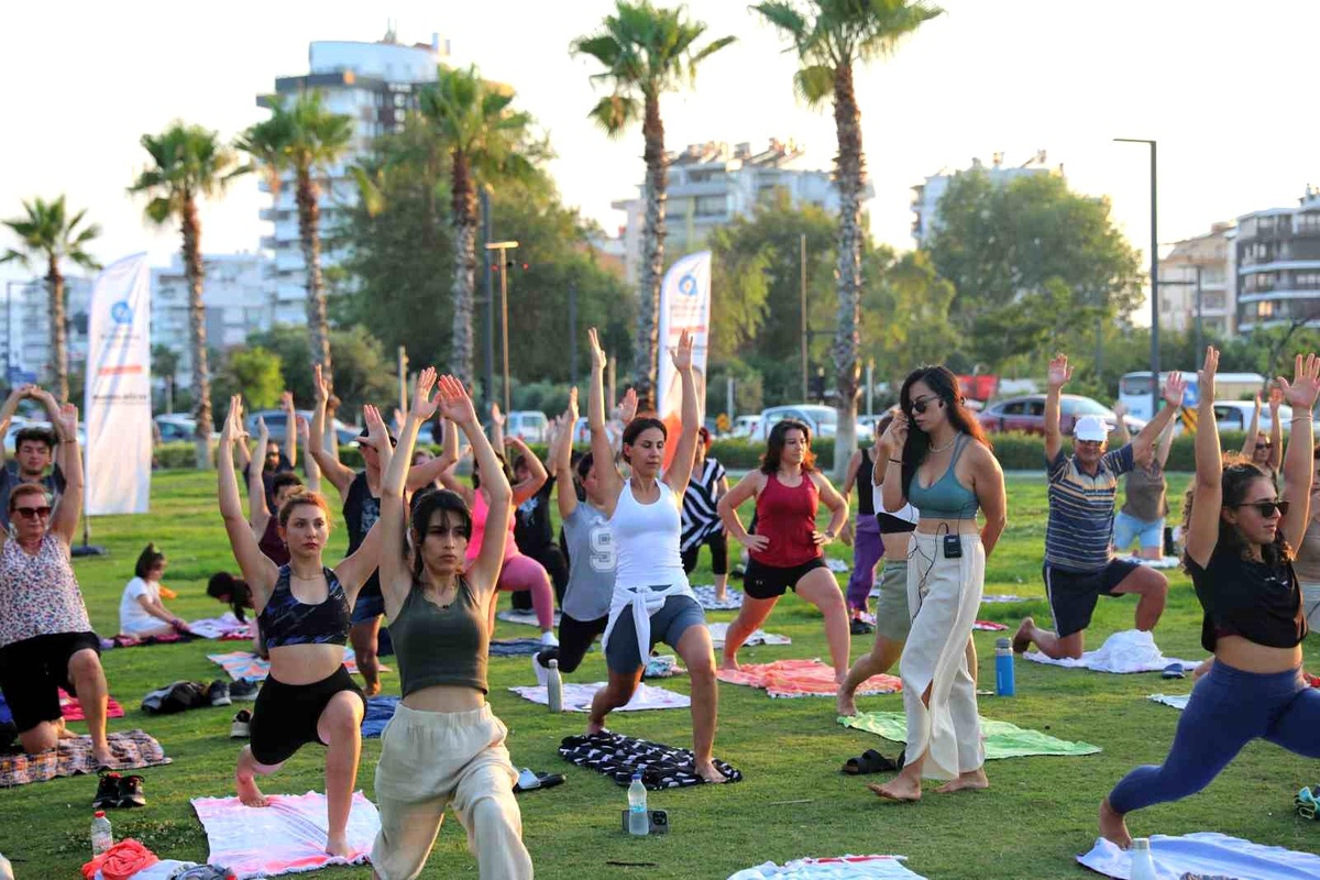 Antalya Büyükşehir Belediyesi Dünya Yoga Günü\'nü Konyaaltı Sahilinde Kutladı