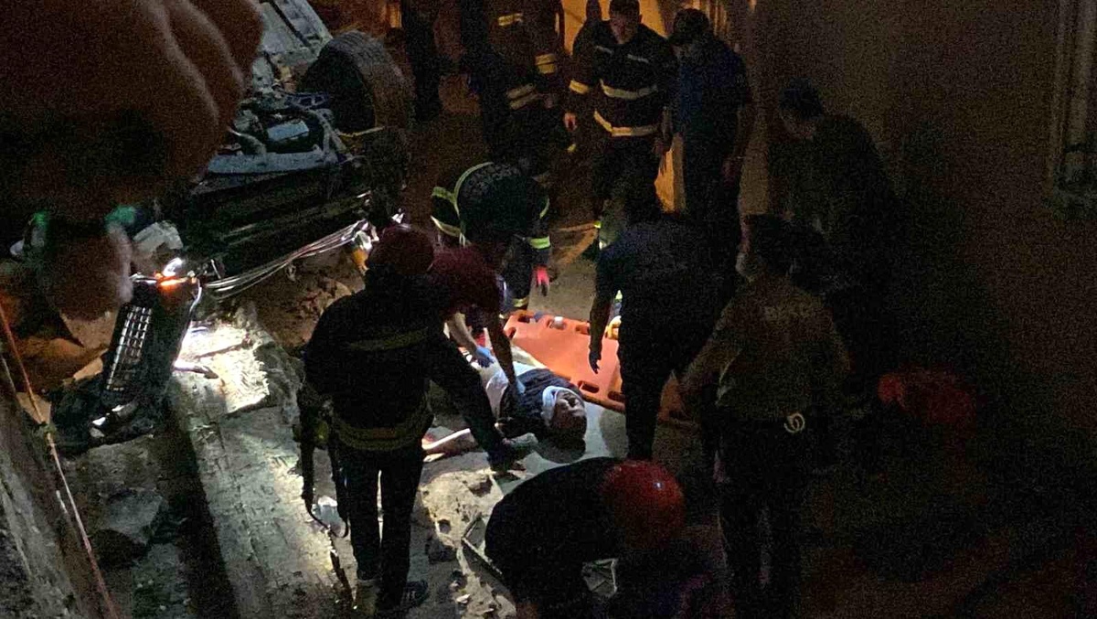 Gebze\'de tartışma sonucu kaza: Otomobil evin bahçesine uçtu