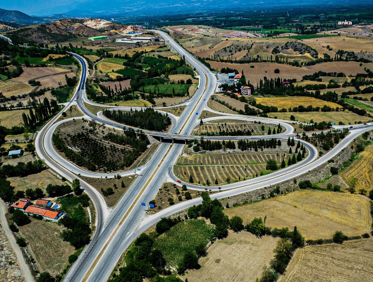 Ulaştırma Bakanı: Bayramda otoyollardan 21 milyon araç geçti